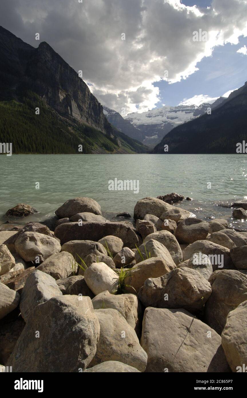 Parc national Banff, Alberta Canada, août 2005 : les rives du lac Louise, une attraction touristique de renommée mondiale en raison de sa beauté à couper le souffle dans les Rocheuses canadiennes. Le lac, plus de 200 pieds de profondeur, est gelé de novembre à juin. ©Bob Daemmrich Banque D'Images