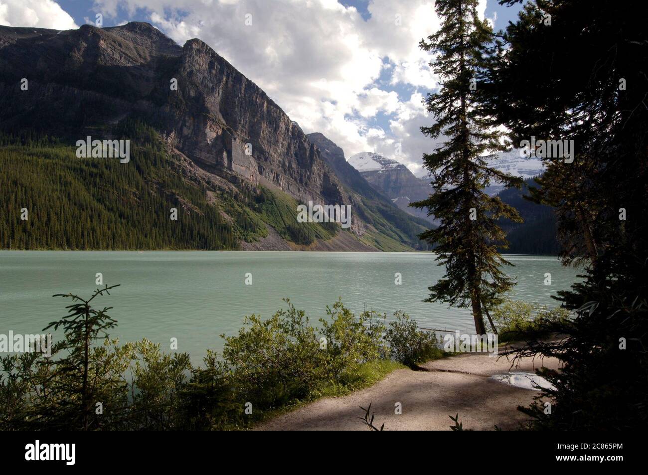 Parc national Banff, Alberta Canada, août 2005 : les rives du lac Louise, une attraction touristique de renommée mondiale en raison de sa beauté à couper le souffle dans les Rocheuses canadiennes. Le lac, plus de 200 pieds de profondeur, est gelé de novembre à juin. ©Bob Daemmrich Banque D'Images