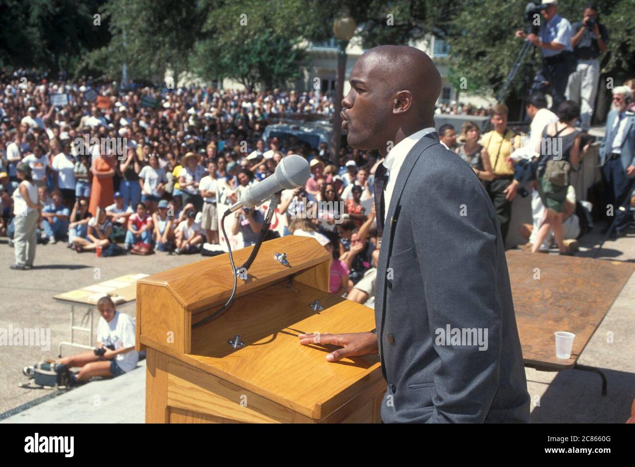 Austin Texas USA, 2005 : professeur de droit noir dénonçant un discours haineux lors d'un rassemblement contre le racisme à l'Université du Texas. ©Bob Daemmrich Banque D'Images