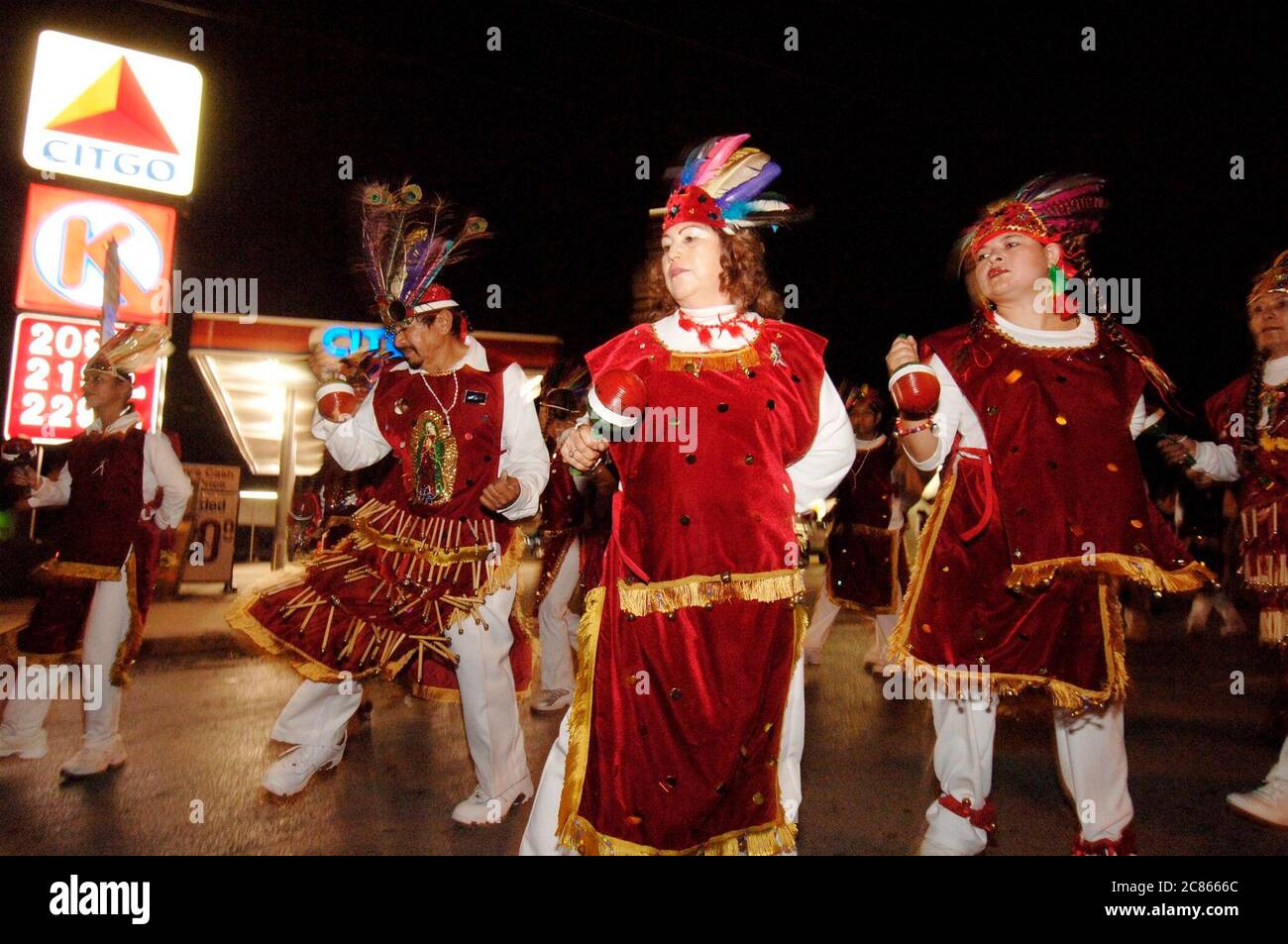 Brownsville, Texas États-Unis, 12 décembre 2005 : les membres costumés d'une troupe de danse traditionnelle de matachines défilent dans les rues de Brownsville pour célébrer le jour de la fête de la Vierge de Guadalupe. ©Bob Daemmrich Banque D'Images