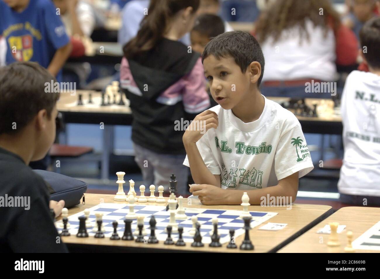 Edinburg, Texas États-Unis, décembre 3 2005 : les élèves de troisième année parlent en concourant les uns contre les autres lors d'un tournoi d'échecs dans la vallée du Rio Grande. ©Bob Daemmrich Banque D'Images