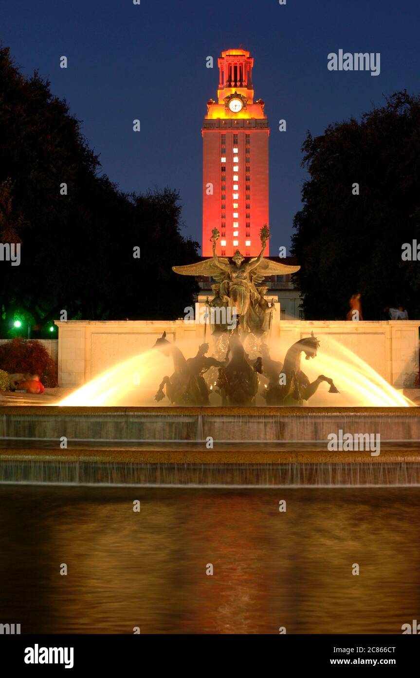 Austin, Texas États-Unis, 7 janvier 2006 : la tour de l'Université du Texas brille d'orange brûlé avec un grand #1 signifiant la victoire des Longhorns au championnat national de football au Rose Bowl de mardi. L'affichage est une tradition pour les championnats nationaux au Texas. ©Bob Daemmrich Banque D'Images