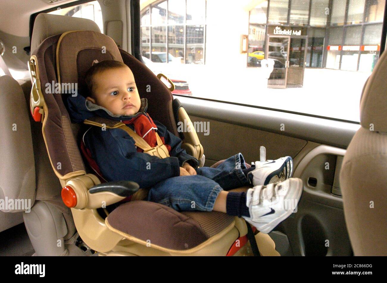 Austin, Texas USA, décembre 2005 : garçon hispanique, 20 mois, conduite dans un siège d'auto dans un minivan. Modèle libéré ©Bob Daemmrich Banque D'Images