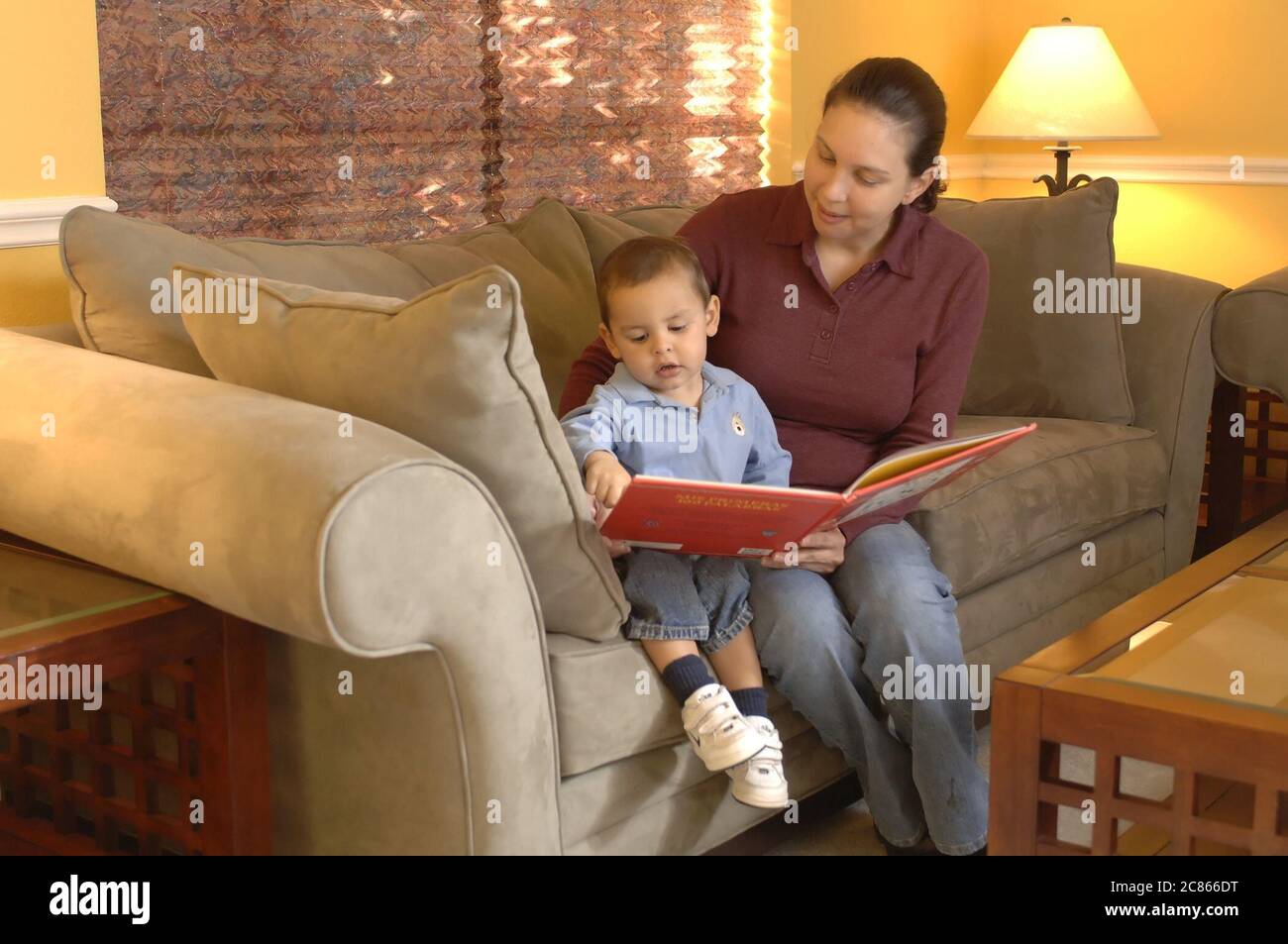 Austin, Texas États-Unis, janvier 2006 : mère hispanique au début des années 30 lit le livre à son fils de 22 mois à la maison. Modèle validé OK. ©Bob Daemmrich Banque D'Images