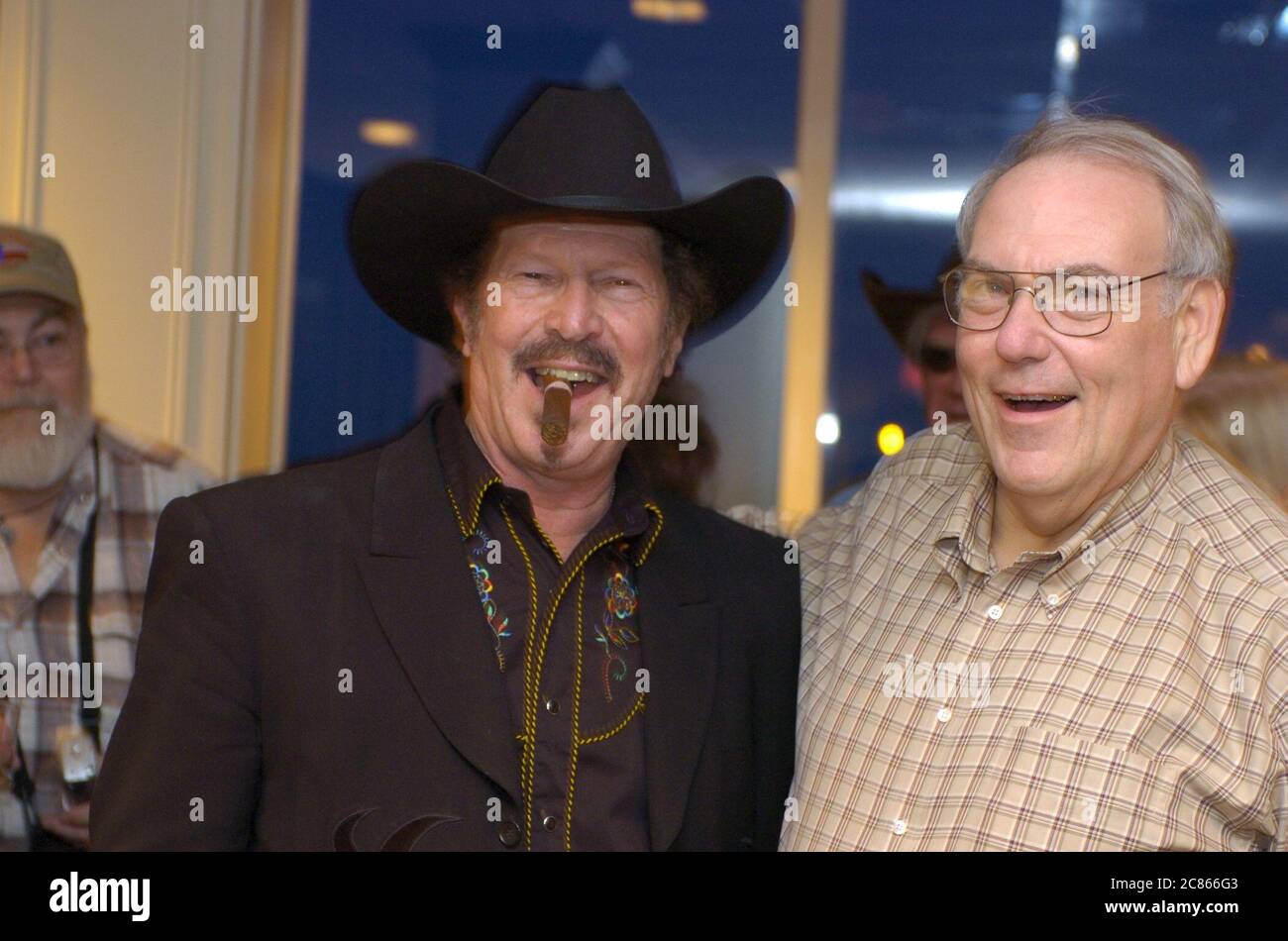 Corpus Christi, Texas États-Unis, 14 janvier 2006 : le candidat indépendant au poste de gouverneur, artiste et auteur du Texas Kinky Friedman rencontre des partisans lors d'une collecte de fonds au Corpus Christi Yacht Club, qui a recueilli plusieurs milliers de dollars pour sa campagne naissante. ©Bob Daemmrich Banque D'Images