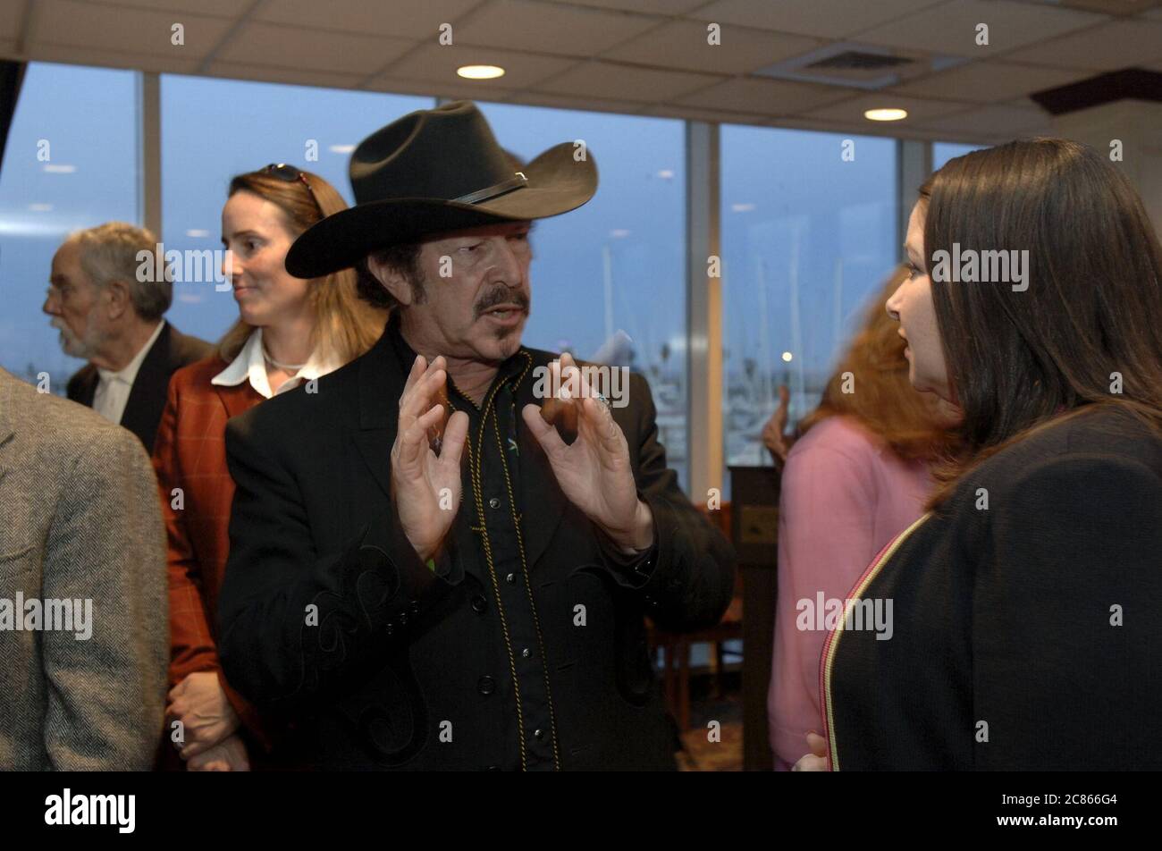 Corpus Christi, Texas États-Unis, 14 janvier 2006 : le candidat indépendant au poste de gouverneur, artiste et auteur du Texas Kinky Friedman rencontre des partisans lors d'une collecte de fonds au Corpus Christi Yacht Club, qui a recueilli plusieurs milliers de dollars pour sa campagne naissante. ©Bob Daemmrich Banque D'Images