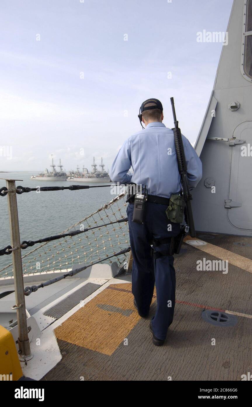 Ingleside, Texas USA, 12 janvier 2006 : garde de sécurité à bord de l'USS San Antonio (LPD-17) quai de transport amphibie en préparation de sa mise en service samedi. ©Bob Daemmrich Banque D'Images