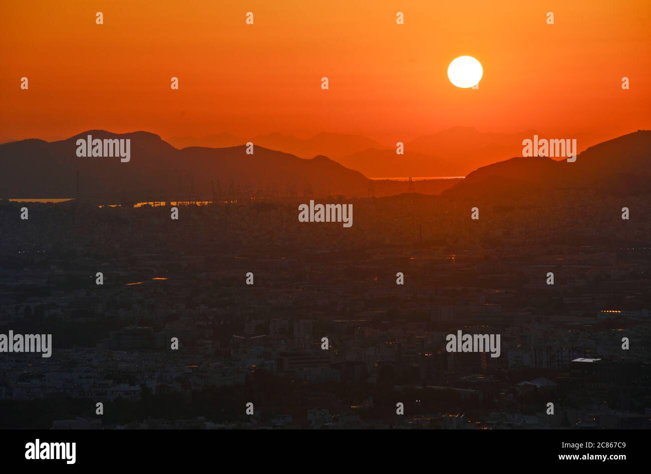 Coucher de soleil à Athènes, vue depuis la montagne du Lycabette avec le port du Pirée et la mer Égée en arrière-plan. Grèce Banque D'Images