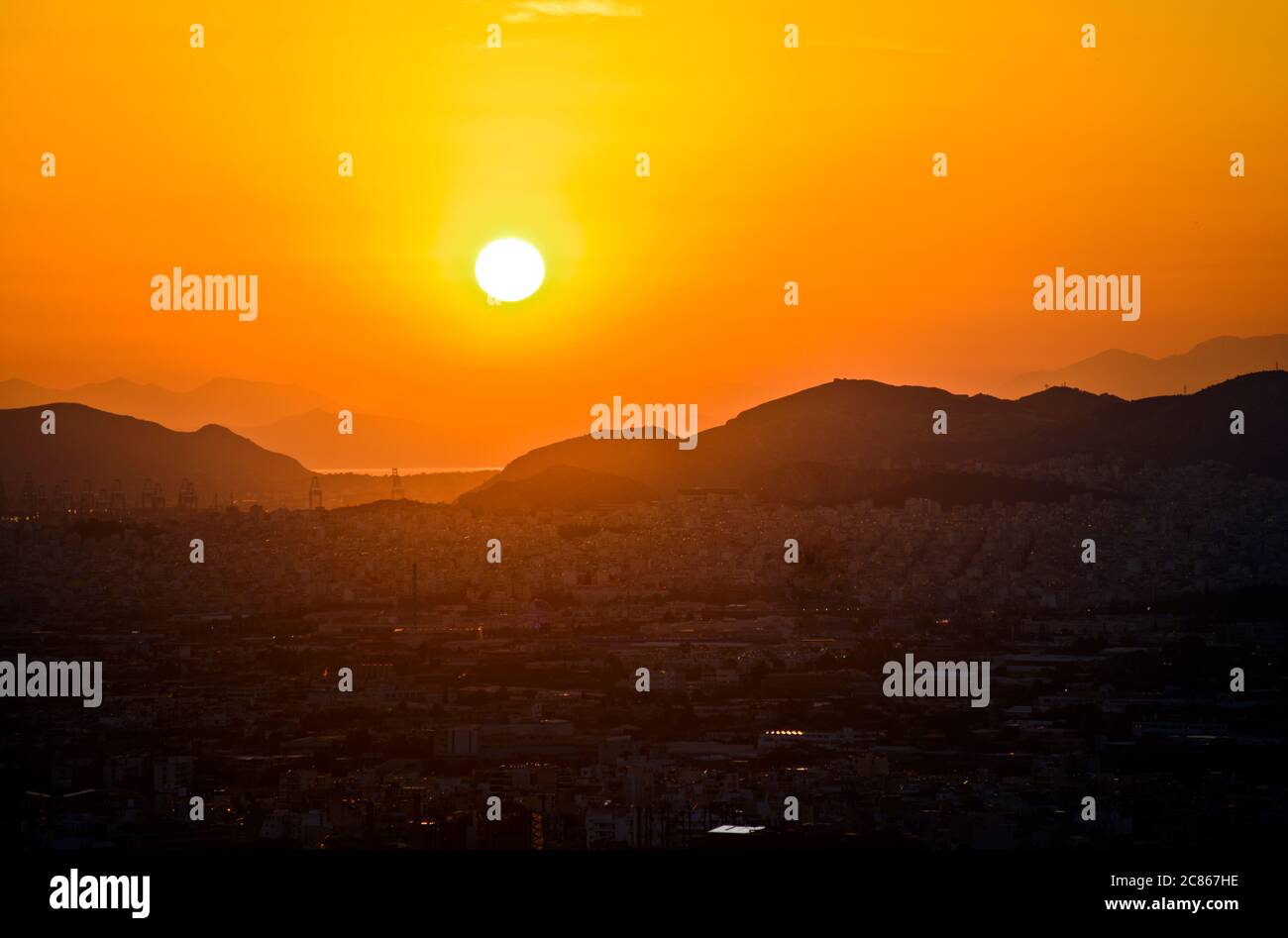 Coucher de soleil à Athènes, vue depuis la montagne du Lycabette avec le port du Pirée et la mer Égée en arrière-plan. Grèce Banque D'Images