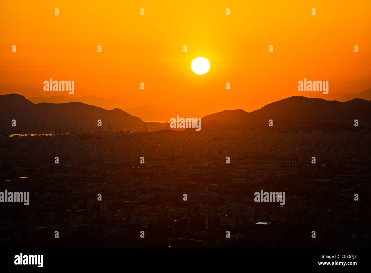 Coucher de soleil à Athènes, vue depuis la montagne du Lycabette avec le port du Pirée et la mer Égée en arrière-plan. Grèce Banque D'Images