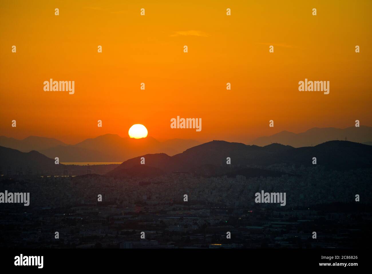 Coucher de soleil à Athènes, vue depuis la montagne du Lycabette avec le port du Pirée et la mer Égée en arrière-plan. Grèce Banque D'Images