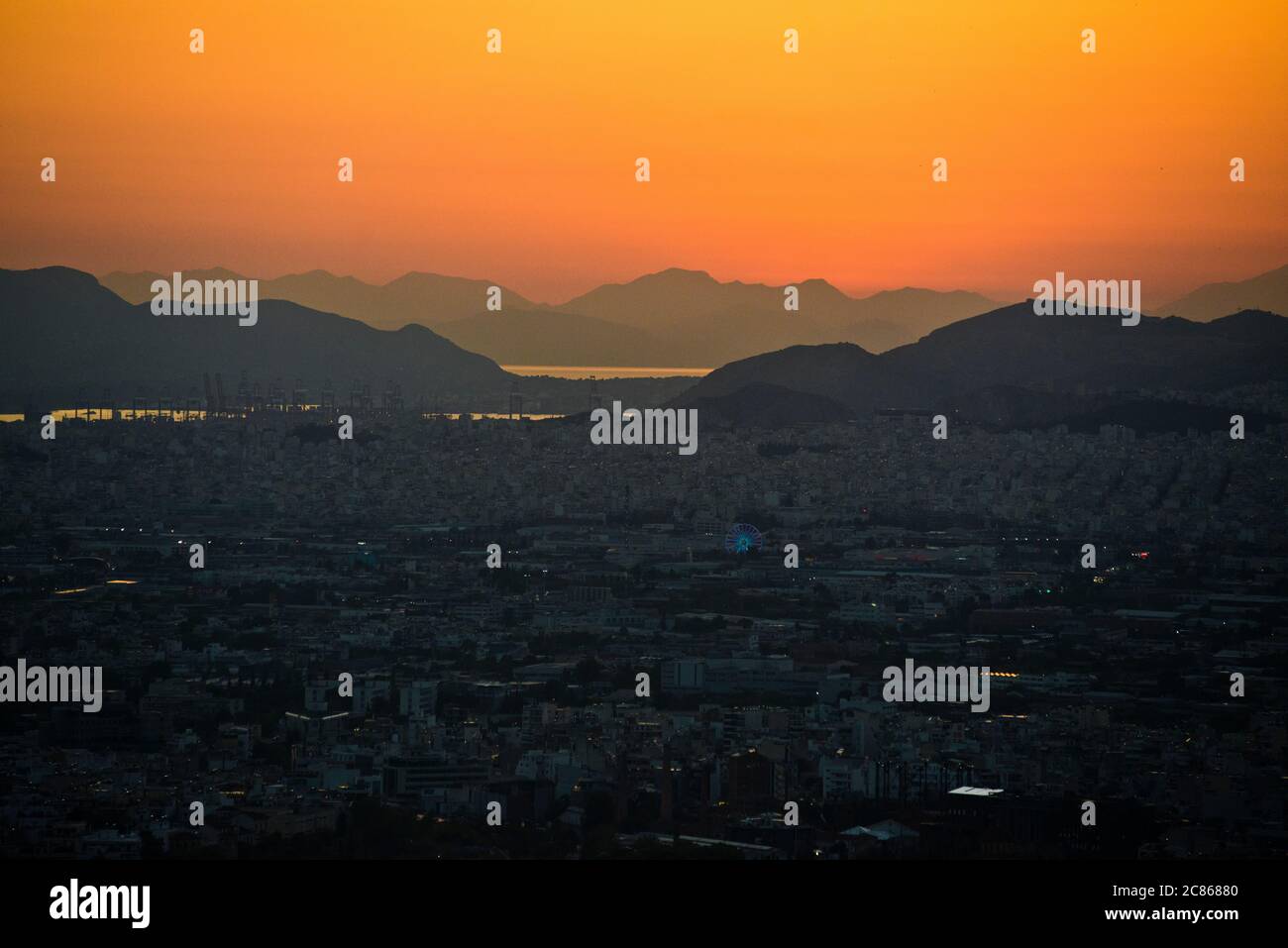Coucher de soleil à Athènes, vue depuis la montagne du Lycabette avec le port du Pirée et la mer Égée en arrière-plan. Grèce Banque D'Images