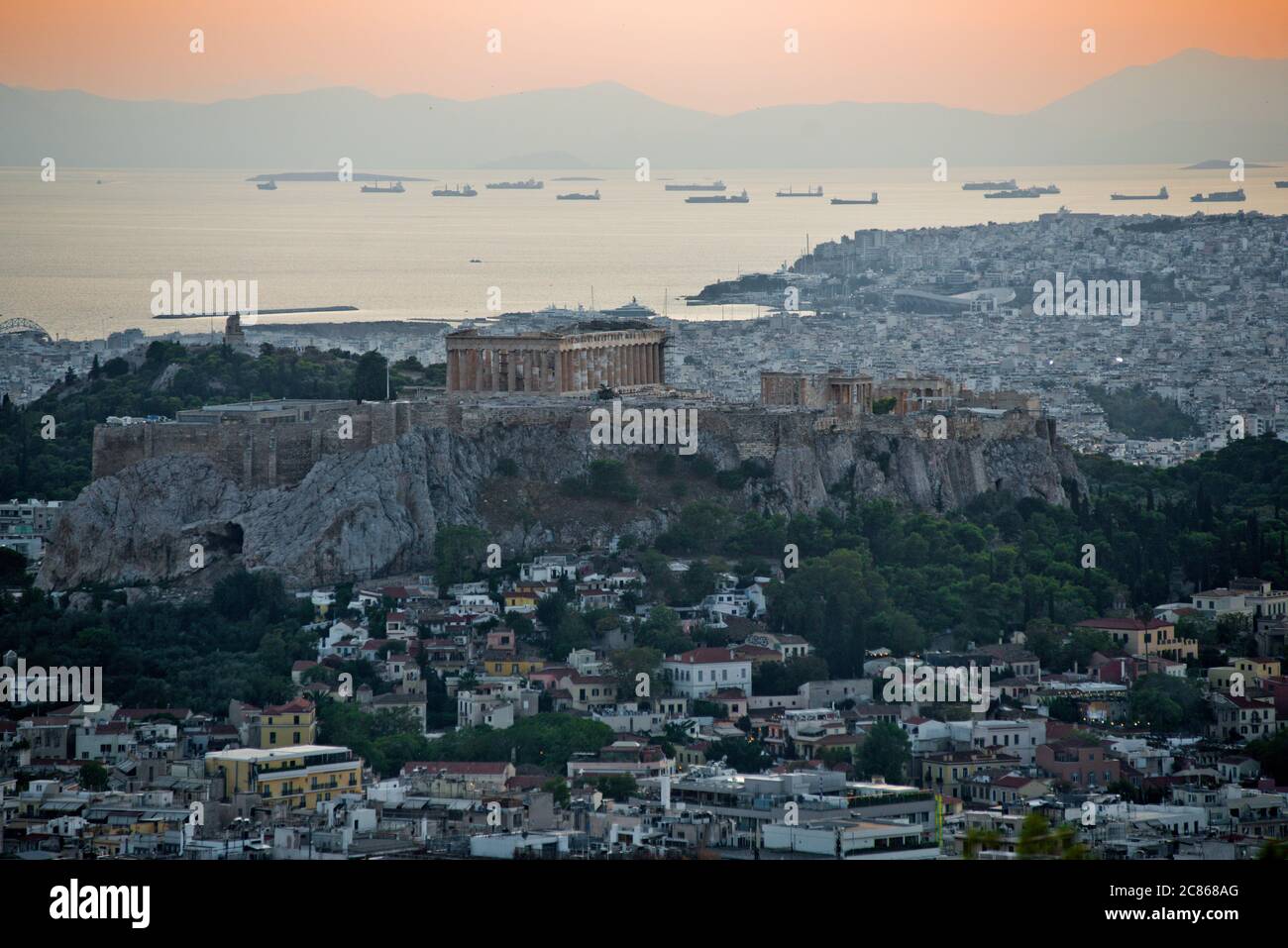 Coucher de soleil à Athènes, vue depuis la montagne Lycabette avec l'Acropole et le Parthénon au crépuscule. Grèce Banque D'Images