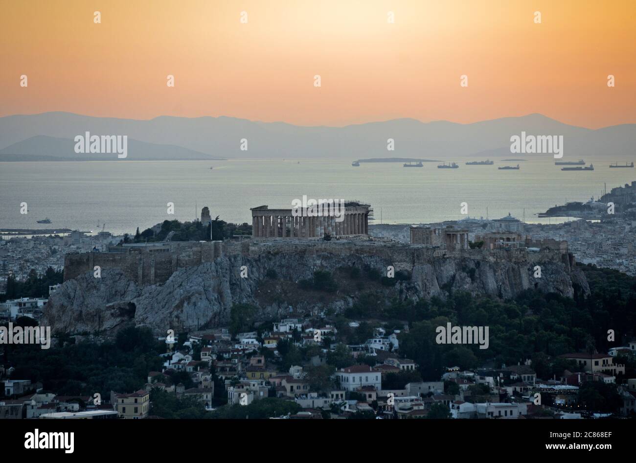 Coucher de soleil à Athènes, vue depuis la montagne Lycabette avec l'Acropole et le Parthénon au crépuscule. Grèce Banque D'Images