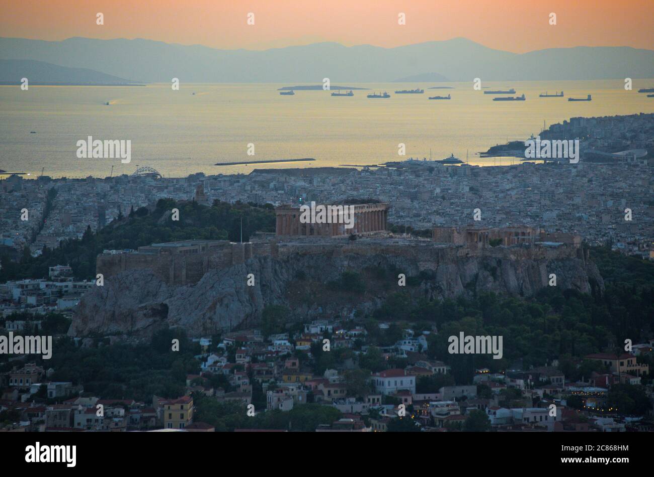 Coucher de soleil à Athènes, vue depuis la montagne Lycabette avec l'Acropole et le Parthénon au crépuscule. Grèce Banque D'Images
