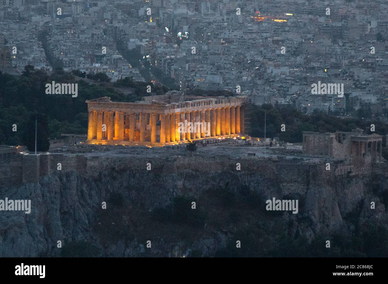 Coucher de soleil à Athènes, vue depuis la montagne Lycabette avec l'Acropole et le Parthénon au crépuscule. Grèce Banque D'Images