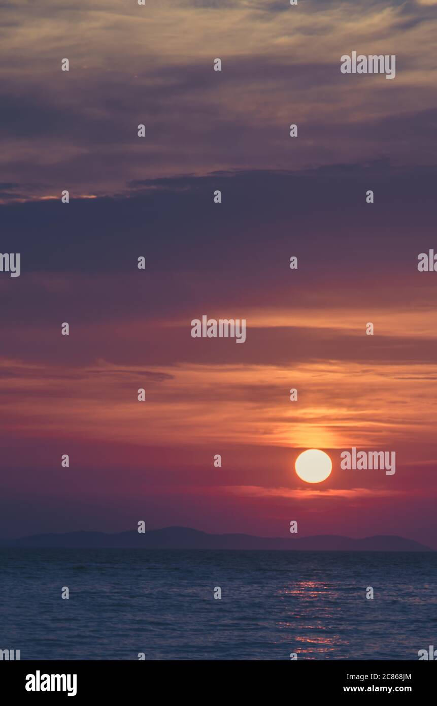 horizon de la mer croate et coucher de soleil orange Banque D'Images