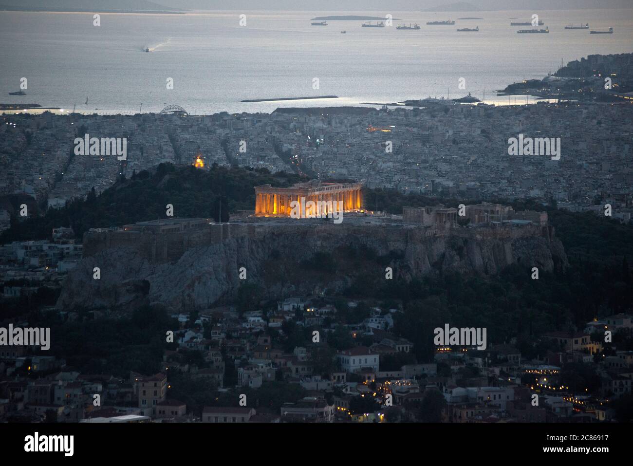 Coucher de soleil à Athènes, vue depuis la montagne Lycabette avec l'Acropole et le Parthénon au crépuscule. Grèce Banque D'Images
