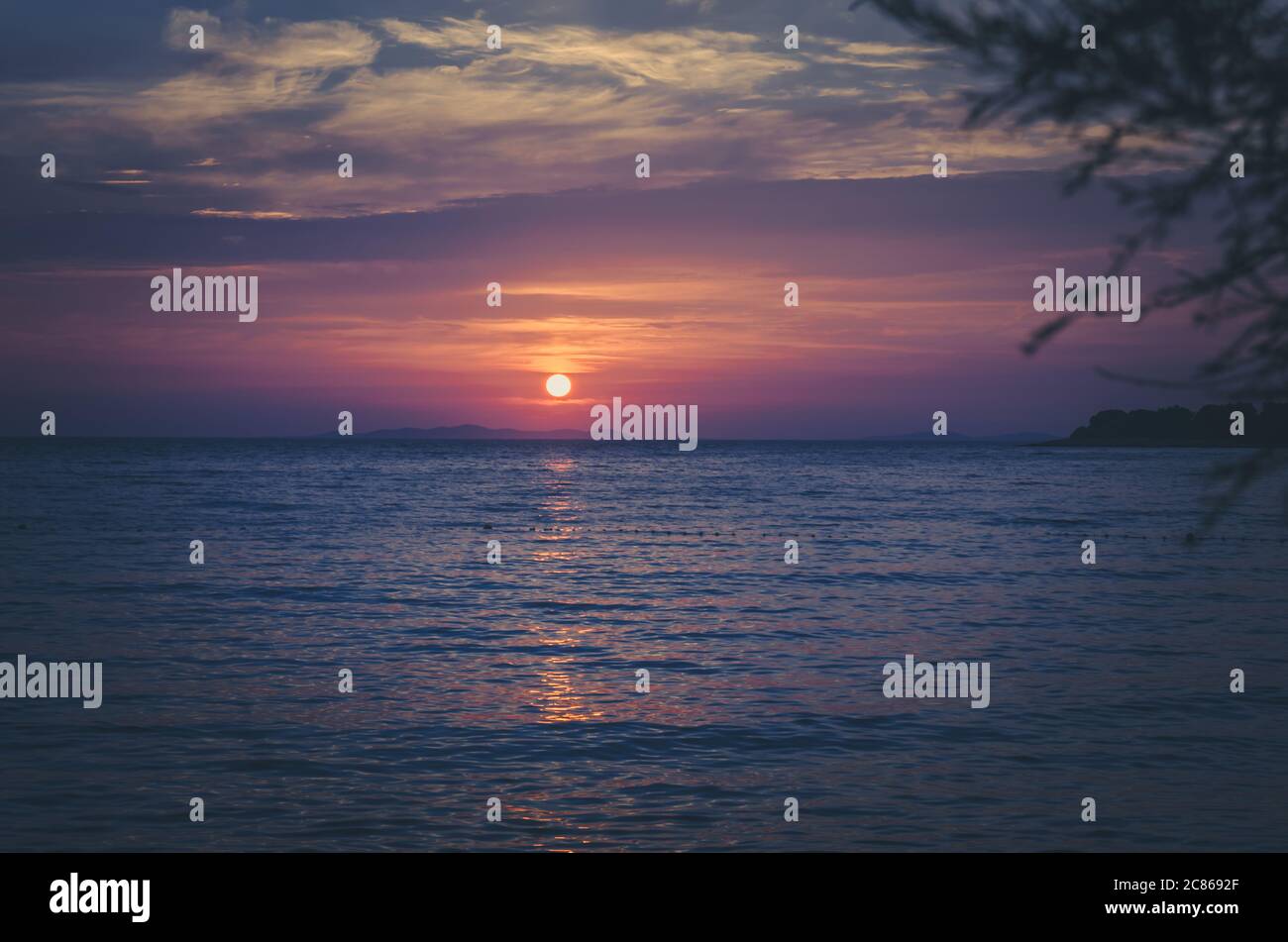 horizon de la mer croate et coucher de soleil orange Banque D'Images