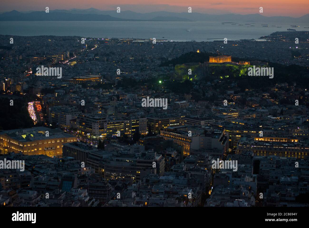 Coucher de soleil à Athènes, vue depuis la montagne Lycabette avec l'Acropole et le Parthénon au crépuscule. Grèce Banque D'Images