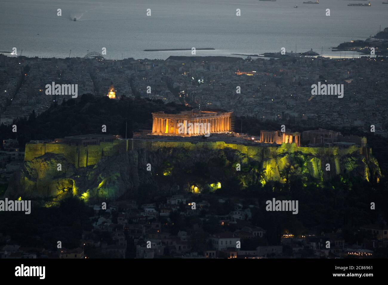Coucher de soleil à Athènes, vue depuis la montagne Lycabette avec l'Acropole et le Parthénon au crépuscule. Grèce Banque D'Images