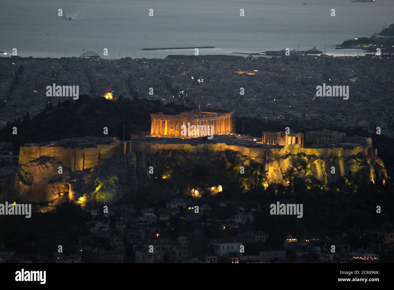 Coucher de soleil à Athènes, vue depuis la montagne Lycabette avec l'Acropole et le Parthénon au crépuscule. Grèce Banque D'Images