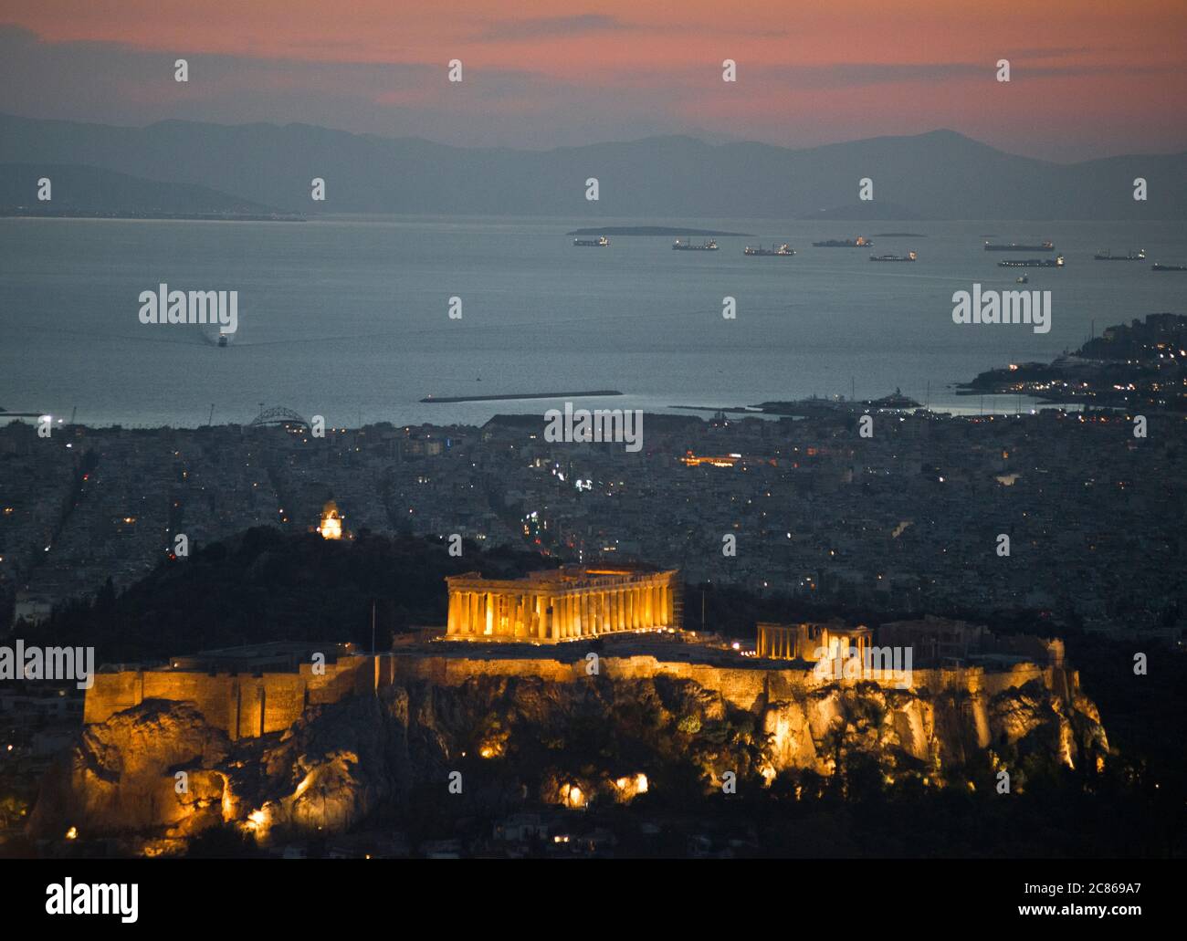 Coucher de soleil à Athènes, vue depuis la montagne Lycabette avec l'Acropole et le Parthénon au crépuscule. Grèce Banque D'Images