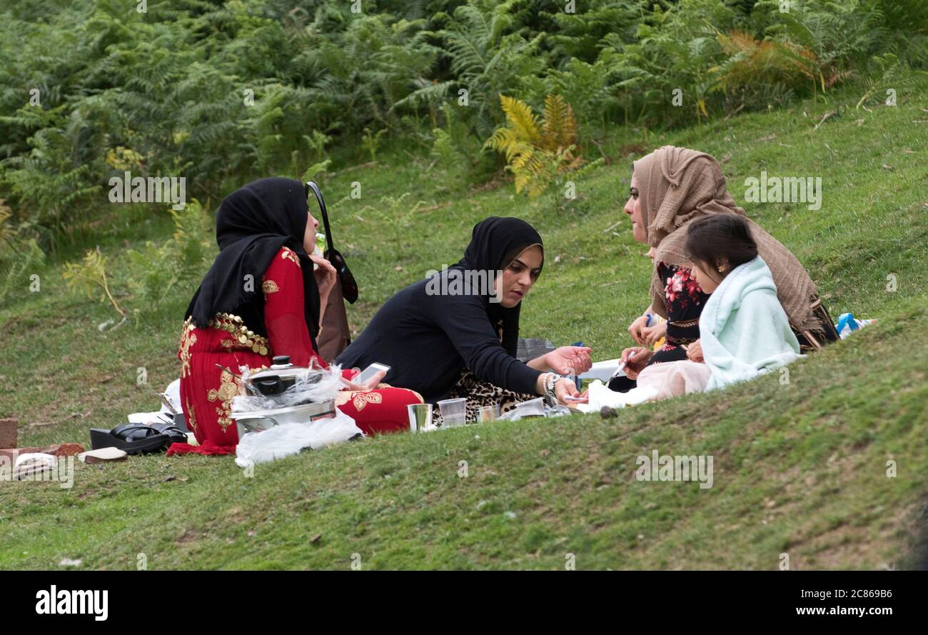 Famille kurde amis ayant un pique-nique Carding Mill Valley, Shropshire, Angleterre Royaume-Uni Banque D'Images