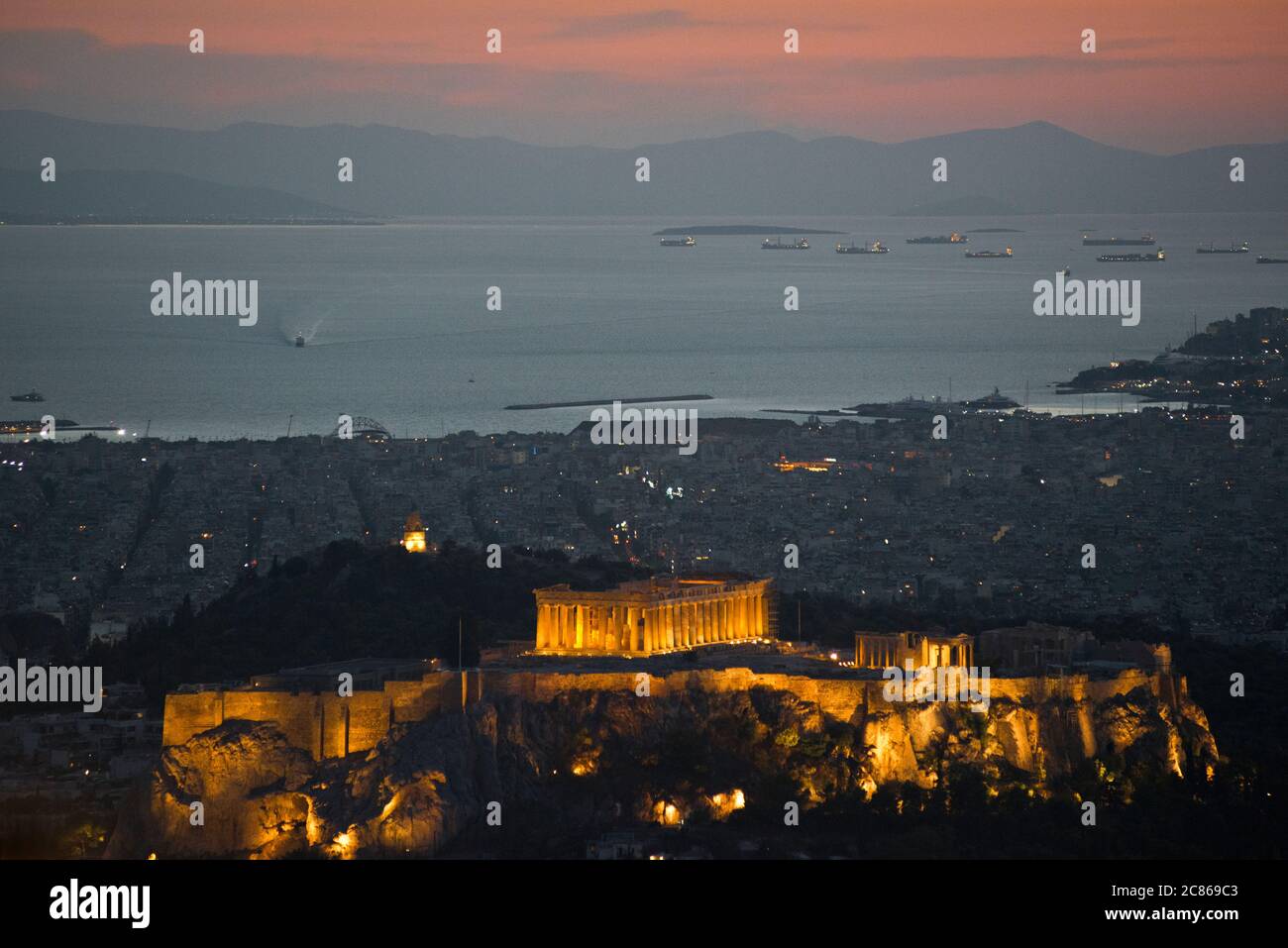 Coucher de soleil à Athènes, vue depuis la montagne Lycabette avec l'Acropole et le Parthénon au crépuscule. Grèce Banque D'Images