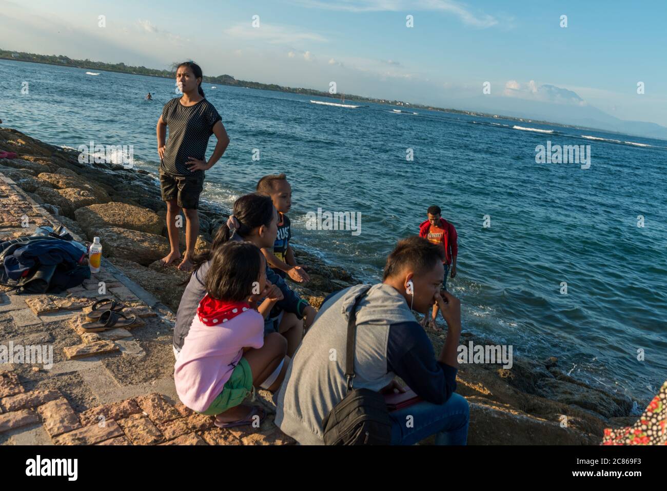 Vue sur les inconnus à la plage Banque D'Images