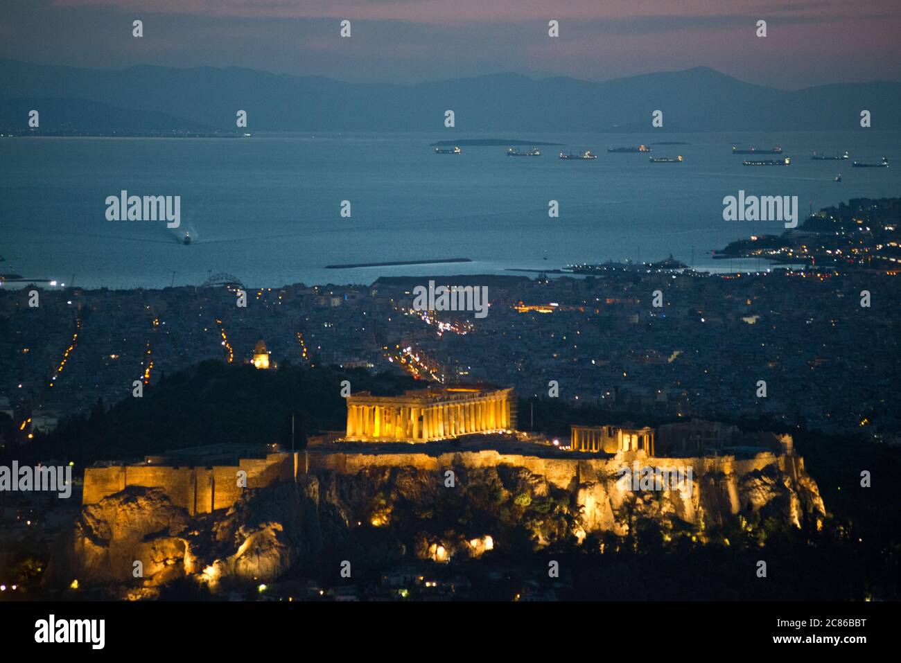 Coucher de soleil à Athènes, vue depuis la montagne Lycabette avec l'Acropole et le Parthénon au crépuscule. Grèce Banque D'Images