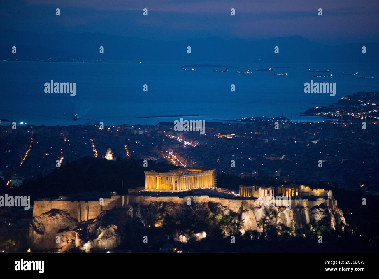 Coucher de soleil à Athènes, vue depuis la montagne Lycabette avec l'Acropole et le Parthénon au crépuscule. Grèce Banque D'Images