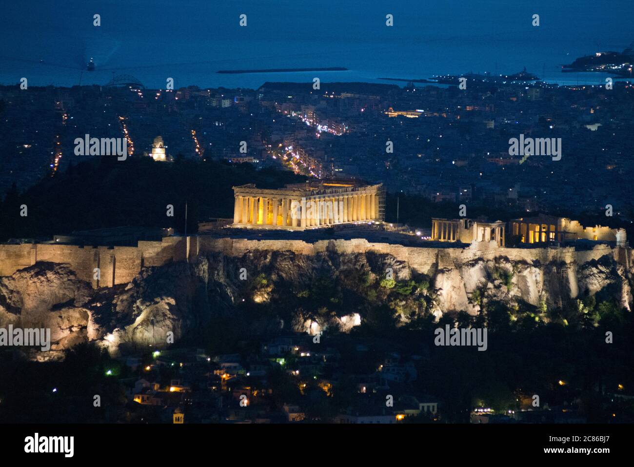 Coucher de soleil à Athènes, vue depuis la montagne Lycabette avec l'Acropole et le Parthénon au crépuscule. Grèce Banque D'Images