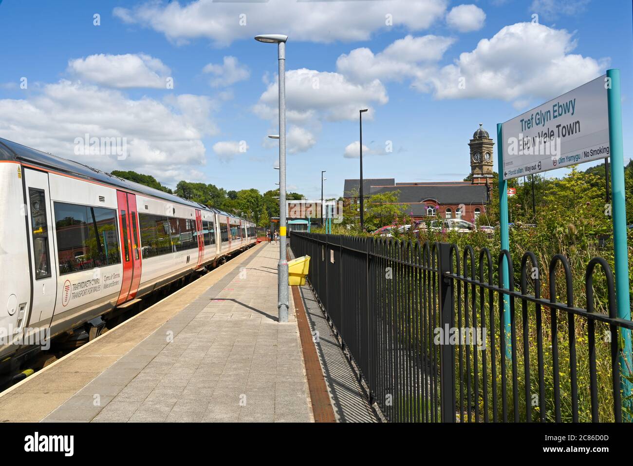 Ebbw Vale, pays de Galles - juillet 2020 : train de passagers le long de la plate-forme à la gare d'Ebbw Vale. Le train est dans les nouvelles couleurs de transport pour le pays de Galles Banque D'Images