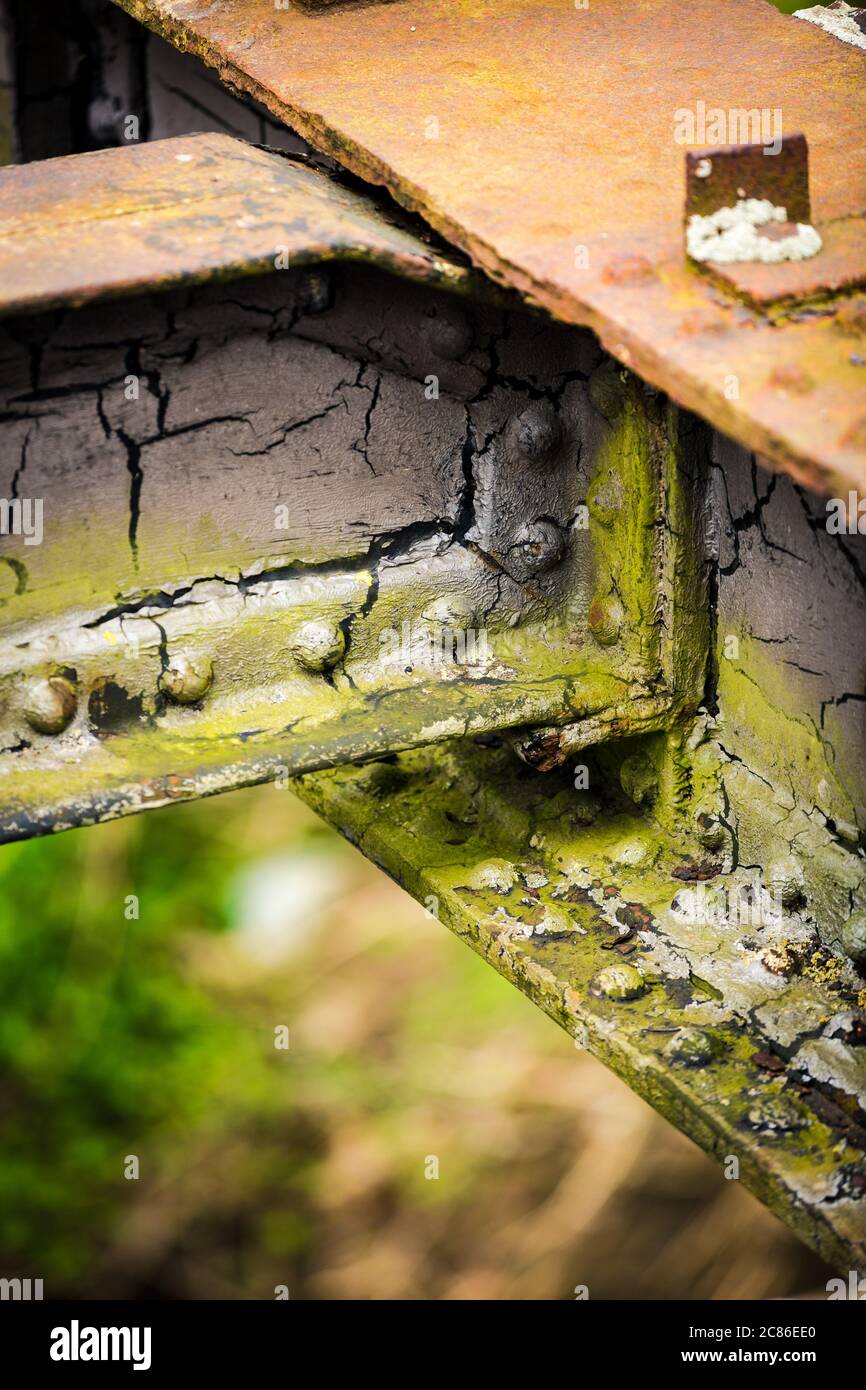 Patina et rouille sur un vieux pont ferroviaire près de Stratford-upon-Avon. Banque D'Images