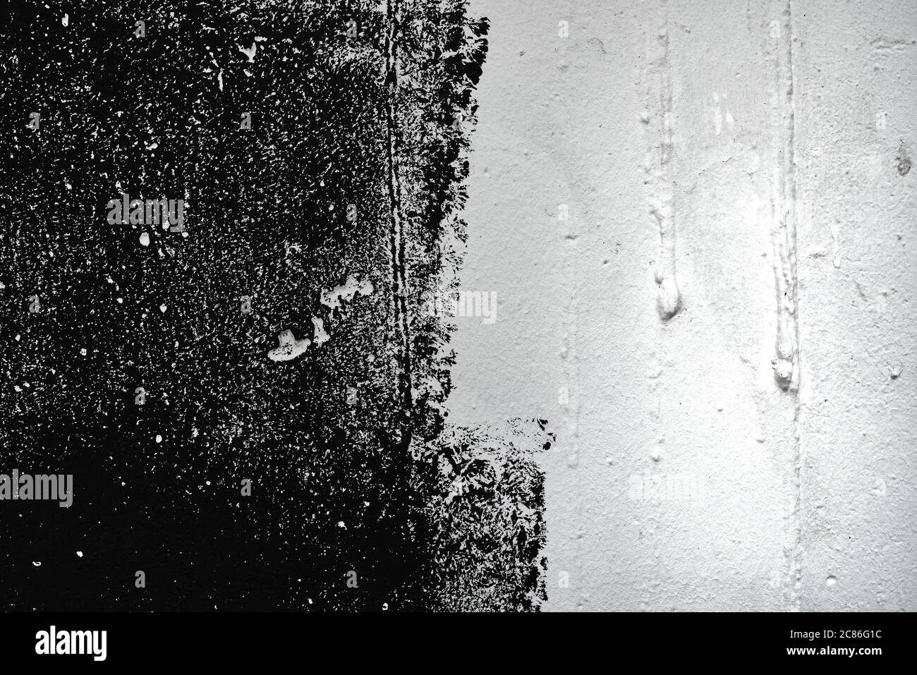 Motif abstrait de texture grunge de peinture noire sur paroi blanche, technique de pinceau sec Banque D'Images