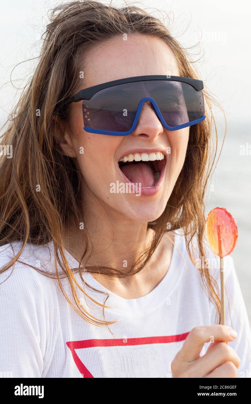 femme lunettes de soleil accessoires de mode sur la plage modèle moderne  Photo Stock - Alamy