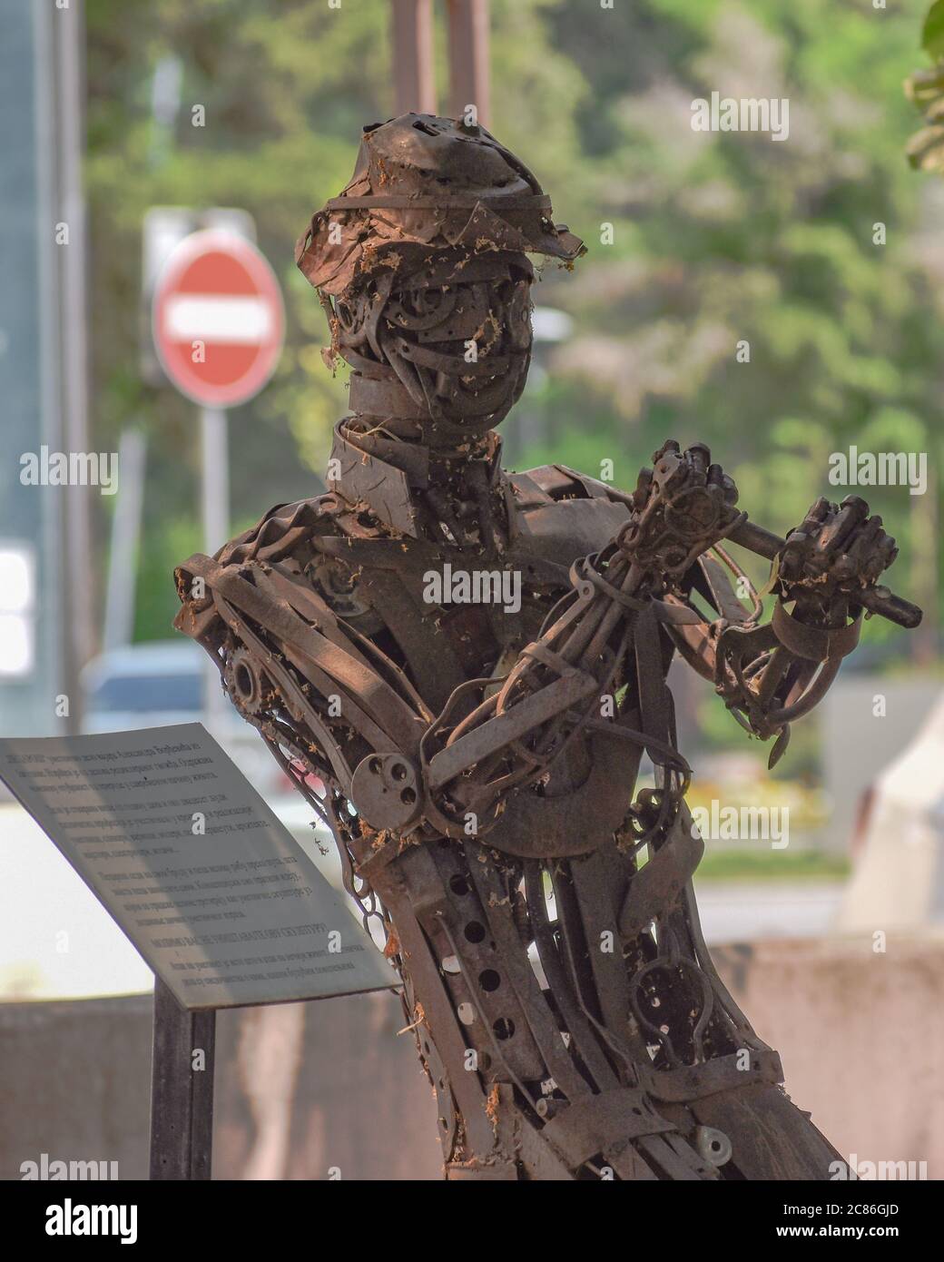 Sculpture 'Fisherman' faite de déchets métalliques par le sculpteur Aleksandar Djordjevic, Jagodina, Serbie, Europe Banque D'Images