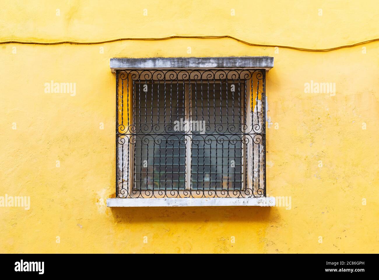 Fenêtre à façade jaune dans la ville jaune d'Izamal, péninsule du Yucatan, Mexique. Banque D'Images