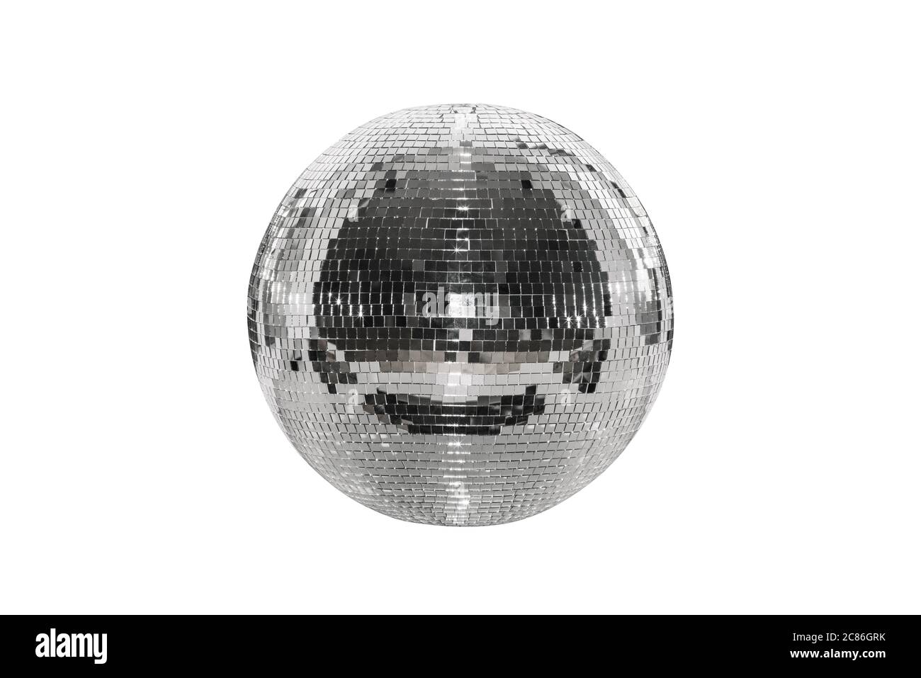 Boule disco isolée sur fond blanc. Objet sphérique avec une surface symétrique. Boule de miroir. Concept d'une fête de boîte de nuit, vie de boîte. Banque D'Images