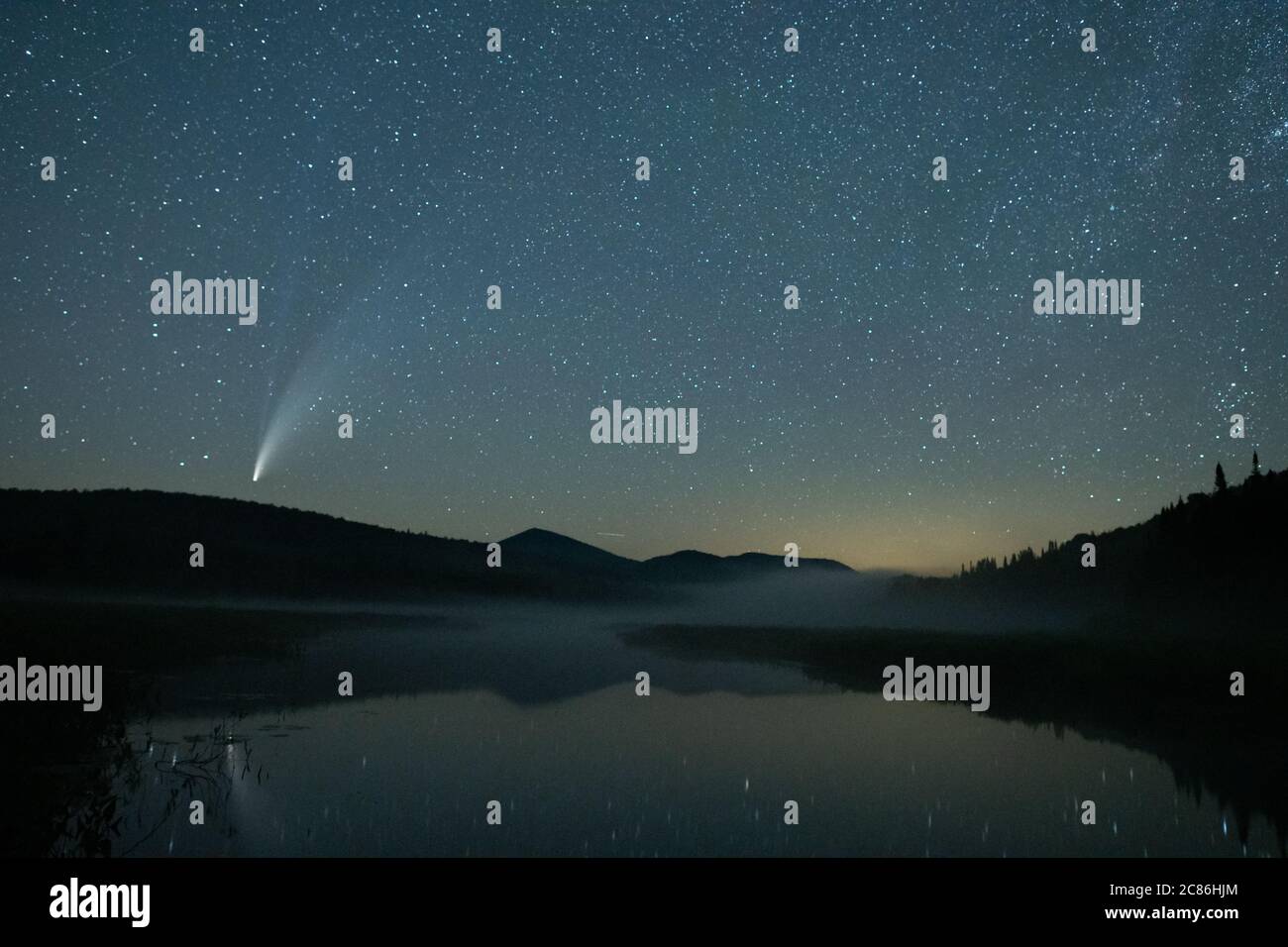 Le Comet C/2020 F3 (NEOWISE) au-dessus de la rivière Kunjatuk dans les montagnes Adirondack, NY Etats-Unis Banque D'Images