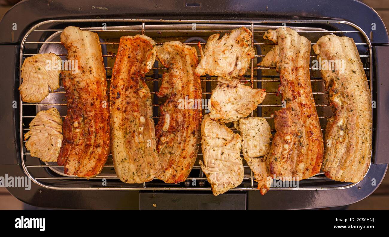 Vue de dessus à la délicieuse viande grillée, prête à manger, savoureux barbecue préparée. Banque D'Images