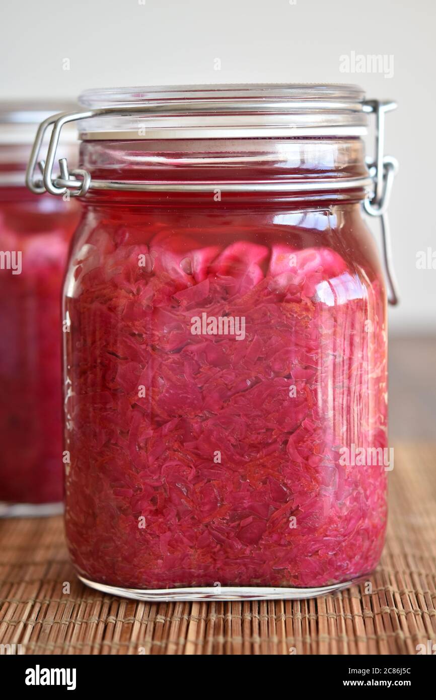 choucroute de chou rouge maison fermentant dans un récipient en verre Banque D'Images
