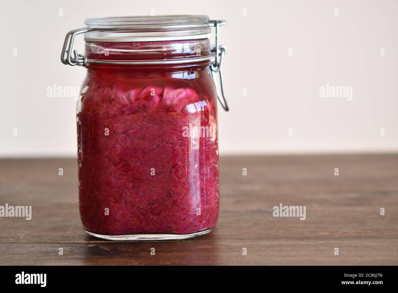 choucroute de chou rouge maison fermentant dans un récipient en verre Banque D'Images