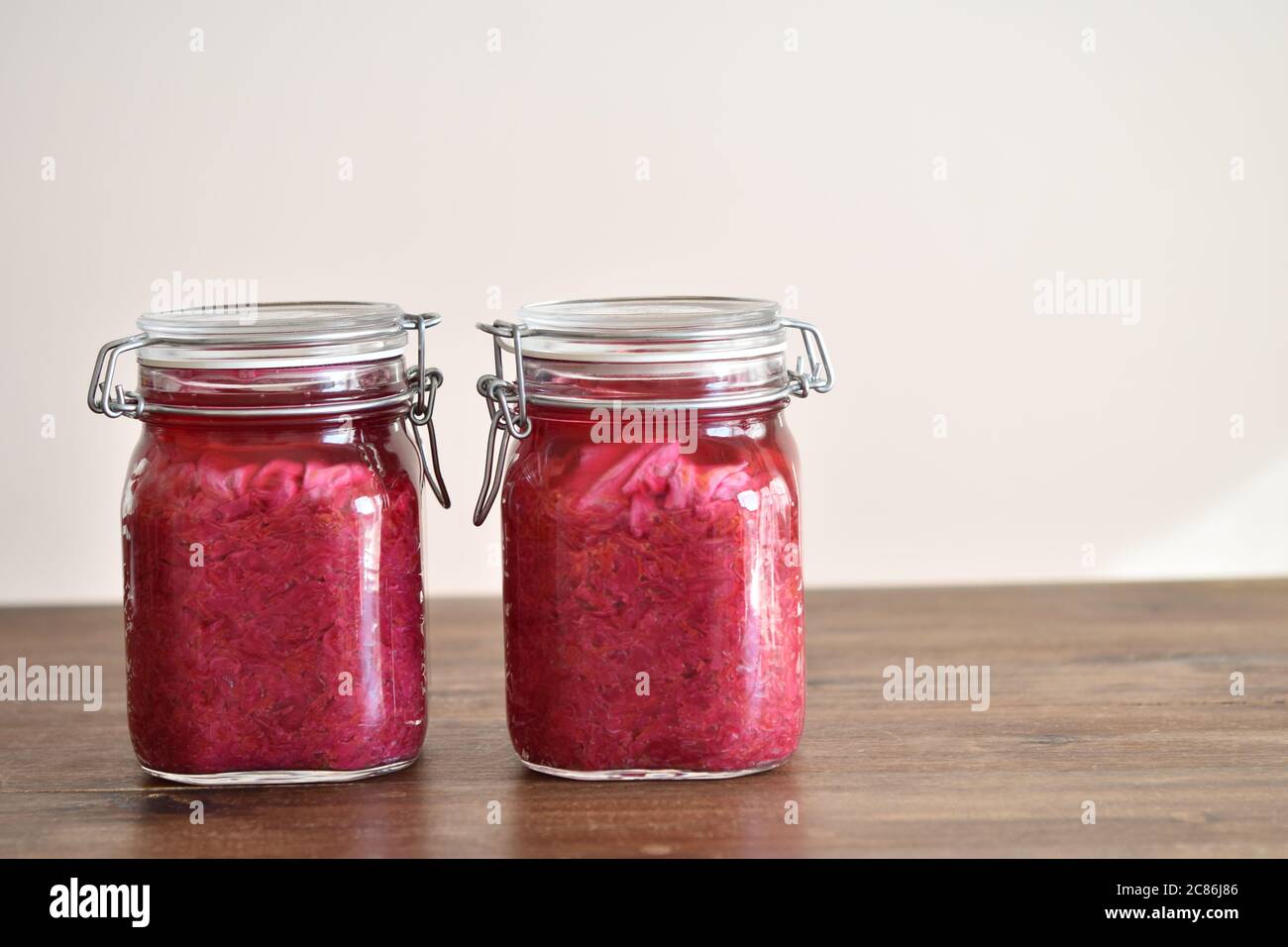 choucroute de chou rouge maison fermentant dans un récipient en verre Banque D'Images