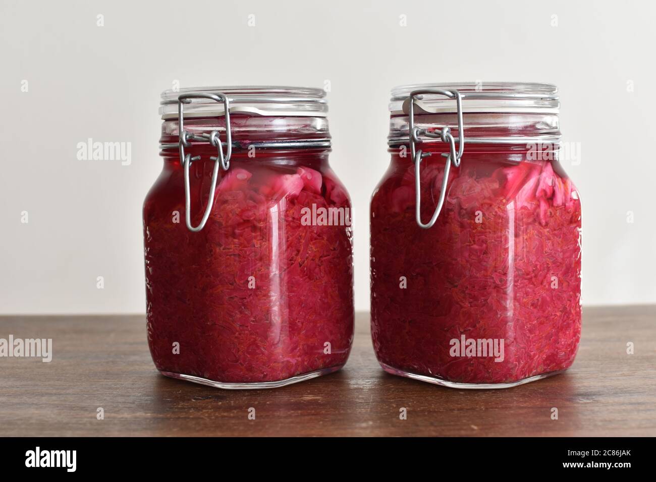 choucroute de chou rouge maison fermentant dans un récipient en verre Banque D'Images