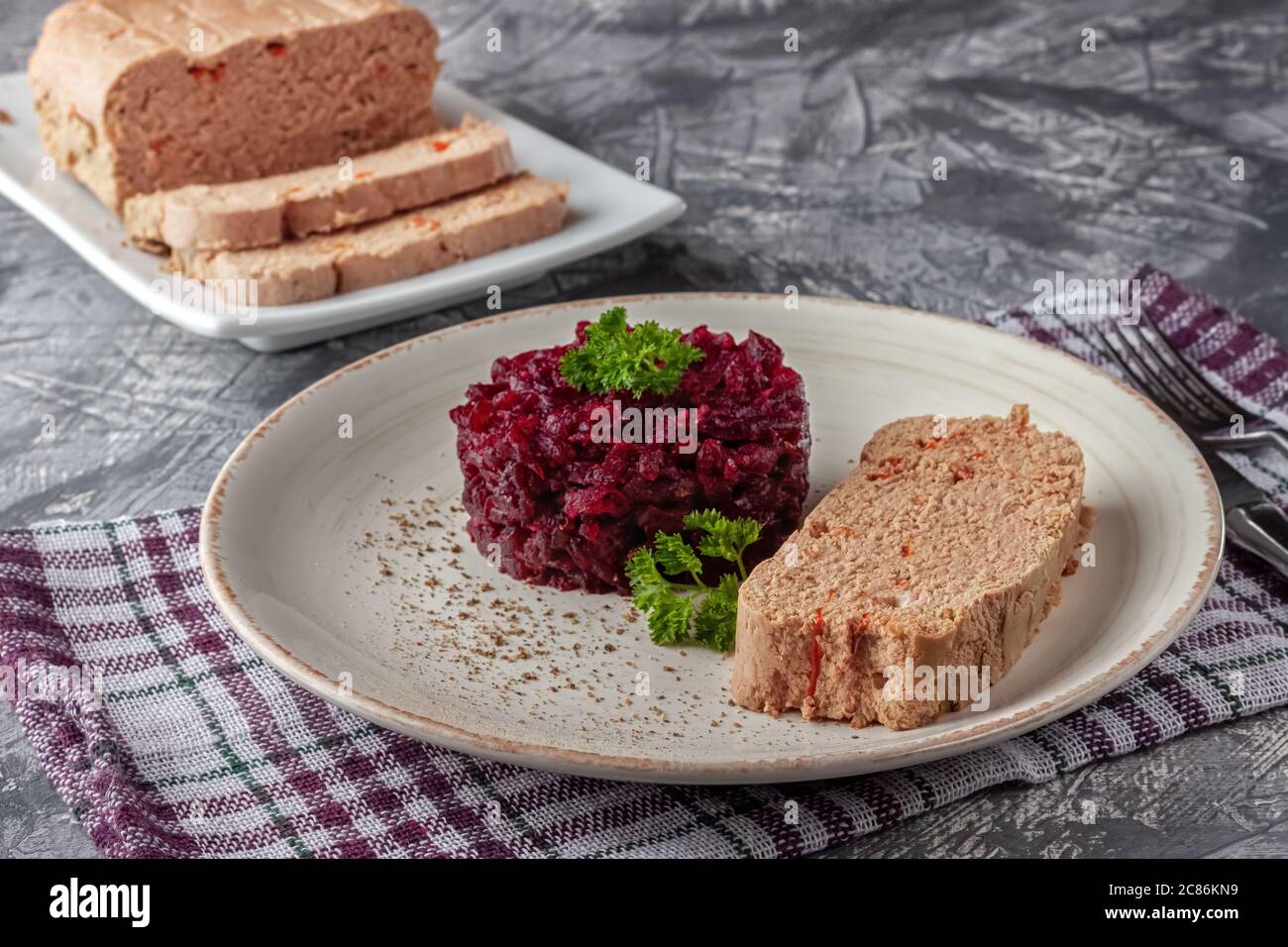 Terrine de poulet fraîche avec des confits de betteraves et du persil sur un plateau Banque D'Images