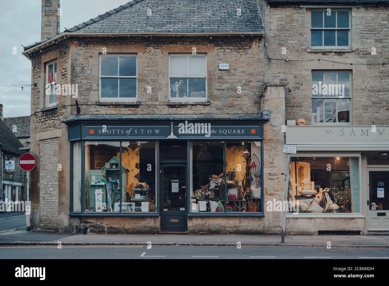 Stow-on-the-Wold, Royaume-Uni - 6 juillet 2020 : vue de face de la boutique fermée Scotts of Stow à Stow-on-the-Wold, une ville marchande des Cotswolds bât sur Roman Fosse Way Banque D'Images