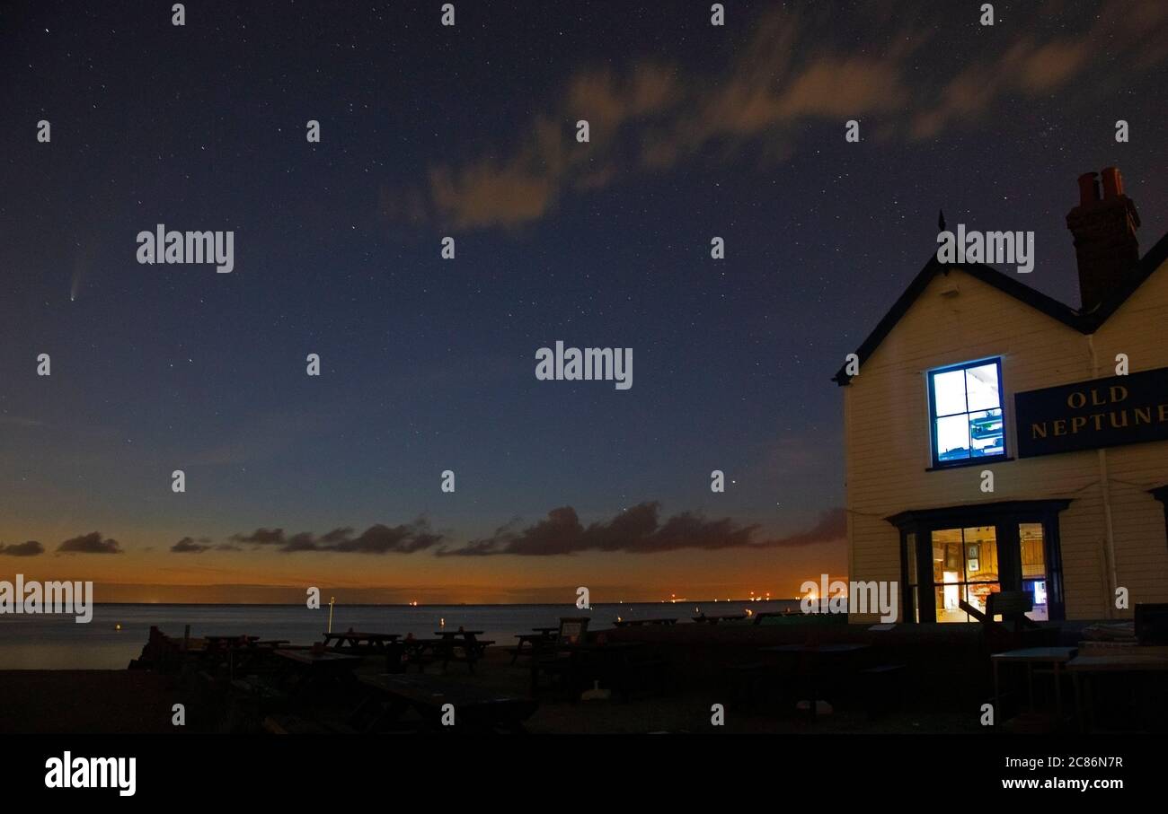 Comet NEOWISE Over The Old Neptune pub, Whitstable, Kent, Royaume-Uni, le 20 juillet 2020. Banque D'Images