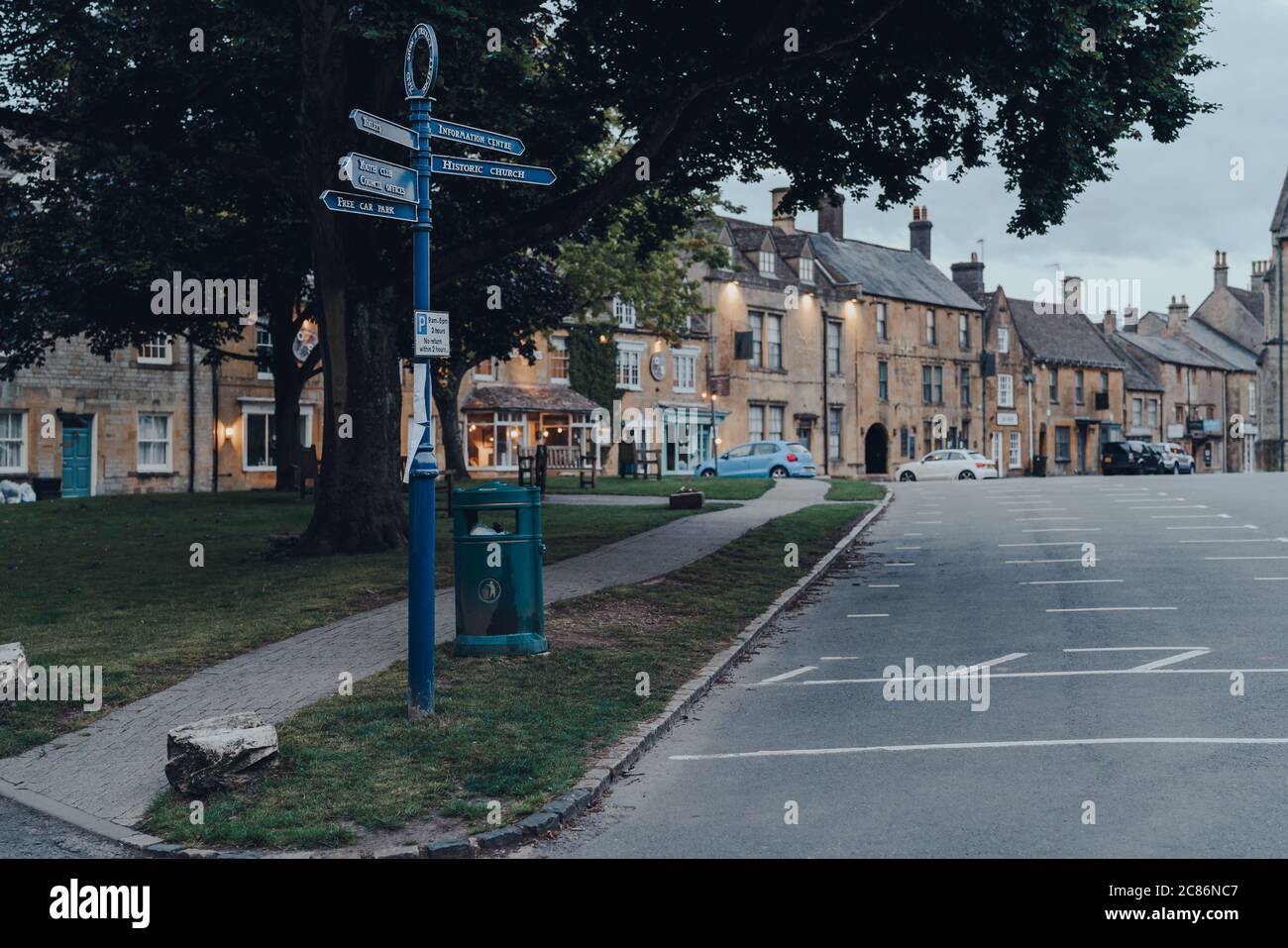 Stow-on-the-Wold, Royaume-Uni - 6 juillet 2020 : panneau avec panneaux de signalisation sur une rue de Stow-on-the-Wold, une ville marchande des Cotswolds bâbord de la fosse romaine Banque D'Images